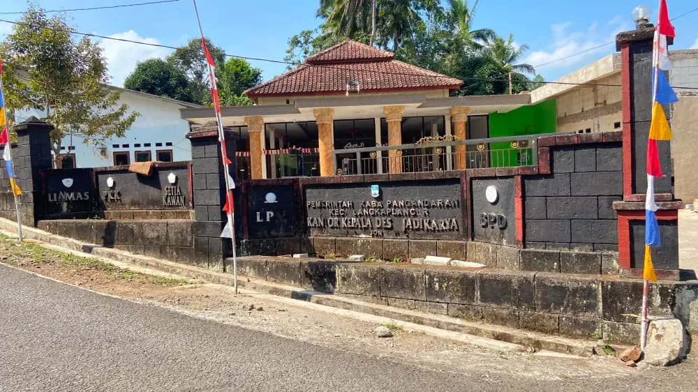 Pembangunan Plang Peta Potensi Desa Jadikarya oleh KKN 148 UIN SAIZU